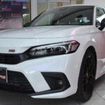 Longevidad media: 258,000 km
El Honda Civic ha sido durante años sinónimo de fiabilidad y eficiencia. Con una vida útil media de 258,000 km y un coste de reparación anual de $368, el Civic sigue siendo uno de los coches más duraderos del mercado. Si bien la remodelación de 2012 no fue la mejor, las versiones posteriores, especialmente las de 2016 y más recientes, han elevado su nivel de calidad y diseño. Este compacto, con su bajo coste de mantenimiento, es una excelente opción para quienes buscan un coche duradero sin romper el banco.