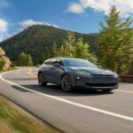 El lujo japonés reinventa su clásico

El Toyota Crown Signia de 2025 es una reinterpretación moderna de un clásico de la marca japonesa. Este sedán de lujo combinará diferentes tipos de motorización híbrida, híbrida enchufable, eléctrica y de pila de combustible, ofreciendo una fusión perfecta entre eficiencia y rendimiento. Su diseño exterior es sofisticado, con líneas marcadas y una parrilla frontal distintiva que le otorgan una presencia inconfundible en la carretera. En el interior, el Crown Signia destacará por sus materiales de alta calidad, su tecnología de infoentretenimiento de última generación y avanzados sistemas de asistencia al conductor. Un coche que promete ser una referencia en términos de lujo y tecnología para aquellos que buscan una experiencia premium en un sedán.