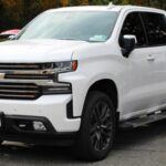 La Chevrolet Silverado 1500 2020 es un excelente ejemplo de cómo las camionetas pueden ser tanto de trabajo como de uso familiar. Con una amplia variedad de opciones de motorización, incluyendo un motor diésel para los que buscan mayor eficiencia de combustible, esta camioneta ofrece potencia sin sacrificar comodidad. El espacioso interior de la cabina doble asegura un viaje cómodo para todos, mientras que las tecnologías avanzadas como la pantalla de visualización frontal y un intuitivo sistema de infoentretenimiento hacen que cada viaje sea más placentero. Su robustez la convierte en una excelente opción para quienes necesitan una camioneta que pueda manejar trabajo pesado mientras transporta a la familia con total comodidad.