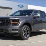 La Ford F-Series es la camioneta más vendida de América y ha mantenido este título durante más de 40 años. Su éxito radica en su construcción robusta, su versatilidad para tareas laborales y familiares, y su capacidad para ofrecer comodidad mientras cumple con tareas exigentes de remolque y carga. La F-150, uno de sus modelos más populares, ofrece innumerables opciones y versiones para satisfacer a todos los tipos de conductores. La F-Series sigue siendo una de las camionetas más queridas de Estados Unidos, con millones de unidades vendidas y un futuro prometedor.