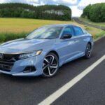 El Honda Accord es una verdadera leyenda en cuanto a longevidad se refiere. Con su motor bien construido, transmisión robusta y excelente eficiencia de combustible, el Accord es conocido por ser capaz de alcanzar las 300,000 millas y más con el mantenimiento adecuado. La ingeniería de Honda asegura una conducción suave y eficiente, mientras que su reputación de fiabilidad lo ha convertido en un pilar en las carreteras durante décadas. Si buscas un coche que combine un excelente rendimiento con durabilidad, el Accord es una opción sólida que no te defraudará.