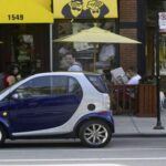 El Smart ForTwo prometió ser una solución ingeniosa y compacta para el tráfico urbano, pero en realidad terminó siendo una enorme decepción. Con un comportamiento desastroso en autopista y una transmisión que dejaba mucho que desear, el Smart ForTwo no cumplió con las expectativas. La falta de espacio y la inclusión de los pasajeros en la zona de deformación durante un accidente no hicieron más que aumentar su mala reputación. En resumen, una 