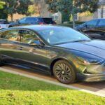 El Hyundai Sonata es otro coche ideal para los jubilados que disfrutan de los viajes largos. Su diseño elegante y lujoso, junto con su precio asequible, lo convierte en una opción destacada. El Sonata cuenta con un motor eficiente, lo que permite recorrer largas distancias sin preocuparse por el consumo de combustible. Su interior silencioso y sus asientos cómodos ofrecen una experiencia de conducción relajante, perfecta para recorrer largas rutas por carretera. Además, cuenta con un sistema de infoentretenimiento fácil de usar y tecnología avanzada que facilita la conducción, garantizando una experiencia sin estrés.