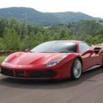 Ferrari no es solo un coche, es una pieza de arte de ingeniería. Sin embargo, la posesión de una Ferrari viene con un precio alto no solo en su compra, sino también en su mantenimiento. Los costes anuales de mantenimiento pueden superar los $1,500, pero es en las reparaciones mayores donde las sorpresas se multiplican. Una reconstrucción completa del motor, por ejemplo, podría costar hasta $20,000. Ferrari es el sueño de muchos, pero mantenerlo en la carretera puede vaciar tu billetera rápidamente. Si el lujo y el rendimiento son lo tuyo, asegúrate de estar listo para cubrir esos gastos.