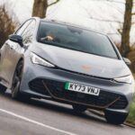 El Cupra Born es la respuesta de la marca española a la creciente demanda de coches eléctricos deportivos y divertidos de conducir. Basado en la plataforma del Volkswagen ID.3, el Born tiene un enfoque más dinámico, ofreciendo una experiencia de manejo más emocionante. La versión con batería de 77 kWh ofrece hasta 550 km de autonomía (342 millas), lo que lo coloca en una posición privilegiada frente a competidores en su segmento. Con un diseño audaz y un interior tecnológico, el Born es ideal para quienes buscan un coche eléctrico con personalidad.

Puntos destacados:

Autonomía de hasta 550 km

Diseño deportivo y atractivo

Excelente relación entre potencia y eficiencia

Versión con batería más grande para mayor alcance