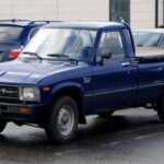 Pocas camionetas han logrado el nivel de confianza global que alcanzó la Toyota Hilux. Desde los abrasivos caminos del Outback australiano hasta las montañas de América del Sur, la Hilux demostró su resistencia en los entornos más desafiantes. Su fiabilidad la convirtió en una pieza clave para los residentes de áreas remotas, donde el acceso a estaciones de servicio era casi inexistente. La Hilux no solo era un medio de transporte, sino una herramienta de supervivencia, conocida por su capacidad para resistir durante décadas de trabajo arduo. Esta camioneta marcó el rumbo de Toyota en cuanto a ingeniería robusta, que sigue siendo parte fundamental de la marca.