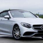 La Mercedes-Benz S-Class es conocida por ser el sinónimo de lujo y tecnología avanzada. Este vehículo está diseñado para ofrecer la máxima comodidad, con un viaje suave y características de seguridad de vanguardia. Los modelos actuales incluyen motores híbridos eficientes y potentes V8, para que puedas elegir según tus preferencias. El interior, con opciones de asientos con masaje y un sistema de sonido de alta gama, se convierte en un verdadero santuario. Además, la S-Class ha sido un referente en innovación tecnológica en la industria automotriz, lo que la convierte en una excelente opción para jubilados que buscan un coche moderno y con toda la tecnología disponible.