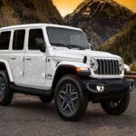 El Jeep Wrangler es ampliamente reconocido por sus capacidades todoterreno, pero en 2025, muchos guías señalan que no es el mejor vehículo para el uso diario. Aunque su rendimiento off-road sigue siendo impresionante, su fiabilidad ha sido cuestionada en los últimos años, y su conducción diaria puede ser incómoda debido a su suspensión rígida y falta de refinamiento en carretera. Si bien la oferta puede ser atractiva, su manejo en entornos urbanos y su falta de confort lo hacen un coche menos práctico para la mayoría de los conductores.