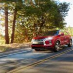 El Mitsubishi Outlander es uno de los pocos SUV compactos que ofrece tres filas de asientos, lo que lo hace atractivo para familias que necesitan más espacio. Su precio es bastante competitivo en este segmento, pero no todo es positivo. Su motor es poco emocionante y los materiales del interior dejan mucho que desear en cuanto a calidad. Además, la fiabilidad de este modelo no es destacable, por lo que podrías enfrentar problemas con el tiempo. Aunque su rediseño en 2022 mejoró su aspecto, el Outlander no es el mejor SUV compacto si buscas una experiencia más premium y fiable.