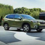El Subaru Forester ha sido un éxito de ventas por años, pero su fórmula ya está algo desgastada. Aunque ofrece una excelente seguridad y un manejo cómodo, sigue siendo esencialmente una estación de tren elevada disfrazada de SUV. No hay duda de que su tracción integral estándar es una ventaja, pero en un mercado donde los SUV compactos deben ofrecer más que solo confiabilidad y seguridad, el Forester se queda corto. Su diseño y su tecnología no han evolucionado lo suficiente para destacar frente a otros competidores que ofrecen mejores características en más áreas.