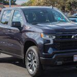 La Chevrolet Silverado ha sido conocida durante años por su robustez y confiabilidad. Con una construcción sólida y una amplia gama de opciones de motores, la Silverado está diseñada para soportar trabajos pesados y cargar lo que le pongas encima. Gracias a su durabilidad y la disponibilidad de repuestos, es una opción popular entre los mecánicos y los propietarios de camionetas. Además, sus capacidades avanzadas de remolque y su facilidad de mantenimiento hacen que la Silverado siga siendo una de las favoritas en su segmento.