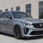 Valor de mercado: $28,012
El Cadillac CT4 2023 es un sedán de lujo que combina rendimiento, tecnología y estilo. A pesar de que su precio original era de $35,790, este modelo de 2023 ahora se encuentra a un precio considerablemente más bajo, lo que lo convierte en una opción muy atractiva en el mercado de autos usados. Con una calificación de calidad de 86 sobre 100 por parte de J.D. Power, este modelo es altamente confiable. Si buscas un Cadillac de lujo con un buen equilibrio entre precio y prestaciones, el CT4 2023 es una elección acertada.
