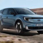 El Ford Explorer que conocemos en EE.UU. no es el único modelo de este nombre. En Europa, Ford comercializa una versión totalmente eléctrica del Explorer, que ofrece una experiencia de conducción más ecológica. Con una autonomía de hasta 515 km por carga, este SUV compacto es perfecto para aquellos que buscan un vehículo eléctrico para aventuras largas. Además, el Explorer eléctrico se basa en una colaboración con Volkswagen, que proporciona su chasis eléctrico. Este modelo de dos filas de asientos es unos 30 cm más corto que el Mustang Mach-E, y su diseño aerodinámico y espacioso lo convierte en una excelente opción para el mercado europeo. Lexi Alford, una viajera aventurera, utilizó una flota de cinco Explorers eléctricos para dar la vuelta al mundo, lo que prueba su fiabilidad y autonomía.