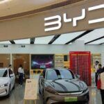 BYD ha sido una pieza clave en la revolución de los vehículos eléctricos (EV), convirtiéndose en la compañía líder mundial en ventas de EV, superando incluso a Tesla. Su éxito radica en sus innovaciones en la tecnología de baterías, especialmente en el uso de litio-ferrofosfato, un material que ofrece mayor resistencia a impactos, fracturas y temperaturas extremas. El BYD Dolphin, por ejemplo, es un modelo asequible que comienza alrededor de los 17,000 dólares, sin sacrificar la seguridad ni los equipos de alta gama. Gracias a su competitividad en precio y su sólido rendimiento, BYD tiene grandes planes para superar a Toyota en ventas globales en los próximos años.