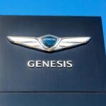 La marca de lujo surcoreana Genesis ha ganado terreno rápidamente, convirtiéndose en un competidor serio frente a gigantes como BMW y Audi. Con un diseño elegante y una calidad excepcional, el Genesis G70 ha sido un éxito, incluso ganando el MotorTrend Car of the Year en 2019. La marca también ha comenzado a comercializar vehículos eléctricos como el Genesis GV60. En 2024, Genesis vendió 75,003 vehículos en EE. UU., destacándose por su fiabilidad y precios más accesibles en el segmento de lujo. Sus sedanes y SUVs electrificados han conquistado a los clientes que buscan lujo sin romper el banco.