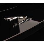 Con una tradición británica que evoca elegancia, Jaguar es otra marca cuyo lujo a menudo se queda corto. A pesar de su estatus, los modelos más recientes de Jaguar tienen interiores que se sienten anticuados, especialmente si los comparamos con los rivales alemanes, que marcan la pauta en cuanto a lujo. La tecnología de a bordo también deja mucho que desear, con sistemas de infoentretenimiento que se sienten torpes y difíciles de usar. Además, la fiabilidad es un tema recurrente, con fallos y visitas al taller que ocurren con frecuencia. Si bien Jaguar sigue siendo encantador gracias a su legado, la experiencia de conducción no siempre se siente premium, y muchos compradores terminan pagando más por el emblema que por la verdadera comodidad y el rendimiento a largo plazo.