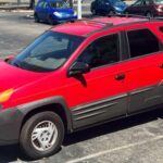El Pontiac Aztek de 2001 es, sin duda, uno de los coches más feos jamás fabricados. Con su diseño altamente angular y sus proporciones inusuales, este SUV parecía más un experimento de diseño fallido que un modelo de producción en serie. A pesar de sus defectos estéticos, el Aztek acumuló una base de seguidores leales debido a su versatilidad y funcionalidad. Su espacio interior era sorprendentemente amplio, lo que lo convertía en una opción atractiva para familias. Sin embargo, la estética tan inusual no pasó desapercibida, y el Aztek sigue siendo uno de los modelos más comentados cuando se habla de coches feos.