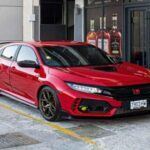 Honda, que comenzó en 1948 fabricando motocicletas, ha crecido hasta convertirse en una de las marcas más respetadas a nivel mundial, especialmente en lo que respecta a fiabilidad y durabilidad. Con motores que pueden superar las 300,000 millas con mantenimiento regular, Honda ha ganado una excelente reputación por su robustez. Las piezas de repuesto son fáciles de conseguir y asequibles, y los intervalos de mantenimiento son largos, lo que reduce los costos a lo largo de la vida del vehículo. Además, su construcción sencilla y confiable hace que los mecánicos estén muy familiarizados con su tecnología, lo que facilita cualquier reparación necesaria.