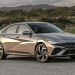 Precio inicial: $23,370
El Hyundai Elantra 2026 ha ganado la confianza de los conductores por su diseño moderno, tecnología avanzada y fiabilidad. Con un precio accesible, el Elantra 2026 ofrece características como control de crucero adaptativo, pantallas digitales y una garantía de 10 años para el tren motriz, lo que lo convierte en una de las opciones más completas de su categoría. Además, su calidad de construcción y su confort lo han establecido como una opción sólida para los conductores que buscan un sedán económico y eficiente.