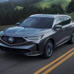 El Acura MDX es un SUV de tres filas que combina lujo y funcionalidad, lo que lo convierte en una excelente opción para jubilados que tienen nietos o una familia más grande. Con un valor de reventa del 53,56% después de cinco años, este modelo demuestra ser una buena inversión. Además, su sistema de tracción integral Super Handling All-Wheel Drive proporciona estabilidad en condiciones de lluvia o nieve, lo que lo hace ideal para quienes viven en zonas con climas cambiantes. El MDX también cuenta con características que facilitan la conducción, como controles sencillos y asientos masajeadores para un confort adicional durante los viajes largos.
