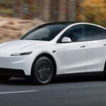 El Tesla Model Y ha sido uno de los SUV más vendidos en 2025, y su precio inicial de 40.000 dólares lo convierte en una opción accesible dentro de los SUV eléctricos. Sin embargo, su depreciación es alarmante, perdiendo más del 60% de su valor en solo cinco años. Aunque Tesla ha vendido más de 170,000 unidades en lo que va del año, la reducción en el precio de venta de su modelo 2020 (alrededor de 10.000 dólares menos) ha tenido un impacto en su valor de reventa.

El Model Y es una opción económica para quienes buscan un SUV eléctrico, pero la falta de innovaciones en la última actualización y la ausencia de conducción autónoma total en este modelo hace que algunos compradores se decidan por alternativas. A pesar de sus capacidades tecnológicas, la depreciación es una desventaja importante para los compradores que buscan un valor de reventa favorable.