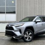 Precio inicial: $44,815

El Toyota RAV4 Prime es un SUV híbrido enchufable que ha generado preocupaciones por la fiabilidad. Los problemas más comunes se encuentran en el sistema híbrido, que experimenta fallas electrónicas, bloqueos de pantalla, fallos de carga y advertencias de batería. Los propietarios se quejan de tiempos de reparación largos y han documentado varios retiros del mercado debido a fallos en los sistemas híbridos cruciales. Lauren Fix, experta de Car Coach Reports, señala que el sistema de refrigeración de la batería también ha sido una causa de preocupación. Si buscas un SUV híbrido con un historial más estable, Honda CR-V Hybrid y Toyota Highlander Hybrid son opciones más confiables.