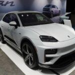 El Porsche Macan EV 2024 es un SUV eléctrico de lujo que no solo destaca por su rendimiento, sino también por su fiabilidad. Con una autonomía que varía entre 460 y 495 kilómetros, el Macan eléctrico se ofrece en versiones con tracción trasera y tracción integral, con el Turbo Electric alcanzando 630 caballos de fuerza y acelerando de 0 a 100 km/h en 3,1 segundos. JD Power otorgó una puntuación de 84/100 en calidad y fiabilidad, una de las más altas en su categoría. Aunque el coste de las reparaciones puede ser elevado, es un problema poco frecuente, según los propietarios verificados. Este modelo es perfecto para quienes buscan un SUV eléctrico potente, fiable y de lujo.