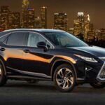 Con una calificación de fiabilidad de 83 sobre 100, el Lexus RX 2017 continúa siendo una de las mejores opciones dentro de los SUV de lujo. Equipado con un motor V6 de 3.5 litros y tracción integral opcional, el RX 2017 demostró ser un vehículo de lujo confiable y duradero. Su interior es un ejemplo de lujo discreto, con materiales de alta calidad y un sistema de suspensión orientado al confort, ideal para viajes largos. La fiabilidad de Lexus, junto con su reputación de servicio al cliente excepcional, ha hecho del RX 2017 un modelo muy buscado. Si bien no es el SUV más emocionante de conducir, su fiabilidad y calidad de construcción lo han hecho un favorito entre los conductores que buscan un SUV de lujo sin complicaciones.