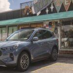 El Ford Escape Hybrid obtiene una puntuación de 24 sobre 100, lo que subraya su baja fiabilidad. Aunque alguna vez fue un SUV híbrido popular, los propietarios informan de problemas recurrentes con los frenos, fallos de batería y problemas eléctricos generalizados. Uno de los mayores inconvenientes de este modelo son los sistemas de infoentretenimiento que se vuelven inoperantes, mostrando pantallas en blanco o no respondiendo correctamente. Este modelo híbrido ha experimentado una caída significativa en su fiabilidad, lo que lo ha colocado cerca de la parte inferior de los rankings de Consumer Reports. Si estás buscando un SUV híbrido fiable, el Escape podría no ser la mejor opción.