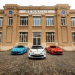 El Alpine A110 R 70 es la despedida de uno de los deportivos más codiciados en la historia reciente. Este modelo, que celebra 70 años de historia de la marca, cuenta con una impresionante reducción de peso gracias a sus componentes de competición. Su motor de 1.8 litros entrega 300 caballos de fuerza, y con un peso de solo 2389 libras, es uno de los coches más ágiles del mercado. Su chasis mejorado y su enfoque en la ligereza lo convierten en una máquina de pistas fenomenal, ideal para los amantes de los coches ligeros y de alto rendimiento. Esta edición especial es un homenaje a lo mejor de la tradición de Alpine.