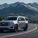 El GMC Yukon, con un precio inicial de $68,895, es uno de los SUVs más lujosos y resistentes del mercado. Este modelo ha demostrado su capacidad para durar mucho más de lo que muchos esperan, ocupando el 10º lugar en la lista de SUVs más duraderos. Además, su hermano mayor, el Yukon XL, alcanza el 6º lugar, lo que muestra que el Yukon es una opción segura y reliable para quienes buscan una inversión a largo plazo.