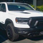 La Ram 1500 se distingue por su enfoque en la comodidad, ofreciendo interiores sorprendentemente lujosos y una suspensión neumática que proporciona una experiencia de conducción suave y placentera. Este modelo no solo es adecuado para el trabajo pesado, con una capacidad de remolque de hasta 12,000 libras, sino que también es ideal para aquellos que buscan una camioneta que ofrezca tanto rendimiento como confort. A pesar de tener un precio algo elevado en sus versiones más equipadas, la Ram 1500 sigue siendo una de las opciones más competitivas en el mercado, especialmente para quienes desean un balance entre robustez y lujo.