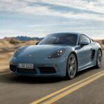 Promedio de depreciación después de 5 años: 21.8%
Valor perdido después de 5 años: $15,851
El Porsche 718 Cayman es otro modelo de la marca que destaca por mantener su valor. Aunque tiene una tasa de depreciación algo mayor que el 911, su atractivo como coche deportivo accesible lo convierte en una opción popular entre los compradores de autos de lujo. El 718 Cayman es conocido por su agilidad y su manejo excepcional, lo que lo convierte en una excelente opción tanto para los entusiastas del automovilismo como para aquellos que buscan un coche que mantenga su valor con el tiempo.