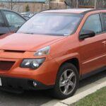 El Pontiac Aztek llegó con gran expectación debido a su diseño único y su promesa de ser un vehículo versátil. Sin embargo, las expectativas pronto se desplomaron cuando los propietarios comenzaron a experimentar problemas con la calidad de construcción y el rendimiento del vehículo. Aunque su apariencia fue ampliamente discutida, fue la fiabilidad la que realmente decepcionó a los compradores.

Problemas comunes:

Mala calidad de construcción.

Rendimiento decepcionante.

Problemas de fiabilidad y durabilidad.