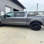 La Ford F-150 es una de las camionetas más populares en EE. UU., pero la versión Platinum, con acabados de lujo, tiene una de las depreciaciones más rápidas. Aunque es una excelente camioneta, cuando se compra a precios de lujo, su valor cae dramáticamente una vez que sale del concesionario. Los compradores de estas versiones de lujo se sienten desilusionados cuando ven que los precios de segunda mano caen rápidamente debido a que la gente prefiere pagar menos por un modelo estándar.