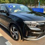 La marca vietnamita VinFast hizo mucho ruido al entrar al mercado estadounidense, pero su VF8 ha decepcionado en varios aspectos. A pesar de la publicidad, el VF8 no tiene un manejo impresionante, la calidad de construcción deja mucho que desear, y la falta de control de calidad es preocupante. Si bien tiene un precio premium, no cumple con las expectativas de un coche eléctrico de alta gama. Los compradores esperan características premium por su precio, pero el VF8 no lo entrega.