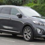 Precio inicial: $29,390

El Kia Sorento es otro SUV que sobresale en la categoría de menos de $45,000, pero con la capacidad añadida de ofrecer tres filas de asientos, lo que lo convierte en una opción ideal para familias numerosas o quienes necesitan más espacio. Su diseño moderno y sus características de tecnología avanzadas, como el sistema de infoentretenimiento intuitivo, hacen que este modelo sea una opción atractiva para aquellos que buscan comodidad, espacio y un precio accesible.