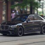 Alcance: 688 millas

El Mercedes-Benz S580e es una mezcla impresionante de lujo y eficiencia. Este híbrido de gama alta cuenta con una autonomía de 688 millas (aproximadamente 1106 km) y destaca por su motor potente y su batería de gran capacidad. Si bien su precio puede ser elevado, Car and Driver resalta que este modelo no solo es eficiente en combustible, sino que también ofrece una aceleración sorprendente, alcanzando las 60 mph en 4,2 segundos. Ideal para quienes buscan lujo y tecnología sin renunciar a la eficiencia.