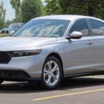 El Honda Accord es otro ejemplo de fiabilidad, conocido por sus motores robustos y una mecánica que envejece bien. Los modelos de cuatro cilindros son especialmente longevos, con un mantenimiento sencillo y piezas de fácil acceso. A medida que avanzan los años, los Accord siguen mostrando una conducción cómoda y con un buen manejo, especialmente los modelos híbridos que se benefician de una gestión térmica cuidadosa. Aunque no grita su calidad, el Accord es uno de esos coches que te da confianza silenciosa, sin sorpresas en su historial de reparaciones.