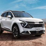 El Kia Niro es un modelo que destaca por su versatilidad, disponible como híbrido, híbrido enchufable o completamente eléctrico. La versión híbrida entrega un impresionante rendimiento de hasta 53 mpg combinado, lo que lo convierte en una de las mejores opciones para aquellos que buscan un coche eficiente pero con suficiente espacio. Además, el Niro ofrece un interior cómodo y amplio, ideal para quienes necesitan un coche familiar con bajo consumo de combustible.