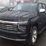 El Chevrolet Tahoe 2025 no solo impresiona por su apariencia robusta, sino por su capacidad de remolque y versatilidad. Con tres opciones de motorización, incluyendo dos motores V8 y un motor Duramax diésel, el Tahoe puede remolcar hasta 8,400 libras. Además, el Sistema de Remolque Avanzado simplifica el proceso de remolque, mientras que el interior renovado ofrece una experiencia de conducción cómoda, incluso en trayectos largos con cargas pesadas. Si buscas un SUV con fuerza y confort, el Tahoe es una opción sólida.
Capacidad de remolque: 8,400 libras