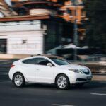 El Acura ZDX es un nuevo participante en el mercado de los SUV eléctricos. Con una autonomía de hasta 504 km y una configuración de tracción total que ofrece 490 hp, el ZDX se presenta como una opción sólida para aquellos que buscan un SUV eléctrico con un toque de lujo. Aunque su espacio de carga no es tan grande como el del Model Y, su interior premium, sus características tecnológicas y su potente motor lo convierten en una excelente alternativa. Este SUV eléctrico de Acura se destaca por su combinación de confort y rendimiento.
Rango: Hasta 504 km | Potencia: 490 hp