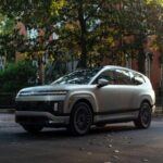 El Hyundai IONIQ 9 es un SUV eléctrico de tres filas que combina espacio y rendimiento con una autonomía impresionante. Pensado para familias y viajes largos, este vehículo tiene una autonomía de hasta 480 km, lo que lo hace ideal para trayectos largos sin tener que preocuparse por la carga.
El interior del IONIQ 9 se siente mucho más premium de lo que su precio podría sugerir, con acabados de calidad y un diseño práctico. Además, los tiempos de carga son rápidos, lo que minimiza las paradas en las estaciones de carga. Si necesitas mover a una familia o transportar mucho equipaje, el IONIQ 9 ofrece una transición sin esfuerzo hacia la conducción eléctrica.
Rango: Hasta 480 km | Potencia: 300 hp