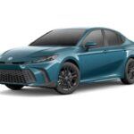 El Toyota Camry 2025 se renueva con un rediseño que refuerza su estatus de líder en el segmento de los sedanes. Lo que más destaca de este modelo es su enfoque hacia la eficiencia híbrida, alcanzando hasta 48 mpg. Su manejo equilibrado, la suavidad en los desplazamientos y la respuesta en las curvas lo hacen ideal para quienes buscan un sedán práctico pero agradable de conducir. El sistema de infoentretenimiento actualizado y el interior de calidad hacen que el Camry siga siendo una de las opciones más completas para aquellos que priorizan la economía y la comodidad.
Precio estimado: Desde 26,000 USD
