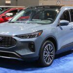 El Ford Escape Plug-in Hybrid 2025 también presenta una rebaja significativa de aproximadamente $2,100, lo que lo hace mucho más atractivo para los compradores interesados en un SUV híbrido. Con un precio base de $38,400, este modelo combina una excelente eficiencia energética para recorridos urbanos con un sistema híbrido que se caracteriza por su funcionamiento silencioso y predecible. Además, la versión Active se rebajó en $1,395, lo que convierte al Escape en una opción aún más accesible para quienes buscan un SUV con bajo costo de propiedad y un rendimiento sólido.
Precio estimado después de la rebaja: $38,400