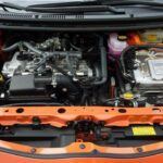 Reemplazar la batería de un híbrido puede ser una de las inversiones más costosas. El costo de una nueva batería de tracción puede oscilar entre $2,000 y $8,000, y necesitará ser reemplazada aproximadamente a los 240,000 kilómetros. Este alto costo es aún más preocupante para quienes compran vehículos híbridos usados, pues la batería podría necesitar un reemplazo antes de lo esperado. En muchos casos, el costo de reemplazo de la batería podría incluso superar el valor actual del vehículo.