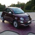 El Fiat 500, con su diseño compacto y encantador toque italiano, ha cautivado a muchos, pero su valor de reventa ha caído considerablemente. Los propietarios del modelo 2015 han visto cómo sus coches perdían casi el 60% de su valor en solo cinco años. La oferta limitada del 500 en EE. UU. y su nicho de mercado han influido en esta caída. Su discontinuación en América del Norte afectó aún más su valor, ya que muchos compradores potenciales se muestran reacios a invertir en un vehículo sin un fuerte soporte de marca.