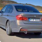Precio promedio de segunda mano: $30,000
El BMW 340i xDrive 2017 es un sedán que combina lujo y rendimiento en un solo paquete. Con su motor turboalimentado de 3.0 litros y 6 cilindros en línea, el 340i ofrece una potencia impresionante sin sacrificar la eficiencia de combustible, logrando 19 mpg en ciudad y 31 en carretera. El sistema xDrive proporciona tracción total, lo que lo hace ideal para todo tipo de condiciones de manejo. Además, su interior sigue siendo moderno y bien equipado, con asientos calefactables, sistema de sonido premium y acabados que han envejecido de manera excelente. Si buscas un sedán que combine deportividad y confort, este modelo es una opción de lujo accesible.
Lo mejor: Potencia impresionante y tracción total para un manejo versátil y seguro.