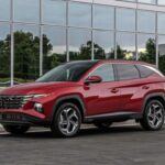 La Honda CR-V Híbrida ha sido una opción popular por su fiabilidad y eficiencia. Con una autonomía de 38 mpg combinados, el modelo híbrido de la CR-V se destaca por su conducción refinada y un espacioso interior que ofrece un gran confort. Los modelos de 2020 a 2022 incluyen de serie tracción total, una pantalla táctil de 7 pulgadas y el conjunto de funciones de asistencia al conductor Honda Sensing. Si bien la aceleración es más lenta en comparación con la versión no híbrida, su eficiencia y espacio lo convierten en una de las mejores opciones en el mercado.