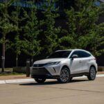 Puntuación de fiabilidad de JD Power: 83/100

El Toyota Venza 2022 es una SUV híbrida de tamaño mediano que ofrece una combinación de eficiencia y potencia con su motor híbrido de 2.5 litros y 219 caballos de fuerza. Además de la tracción integral estándar, el modelo destaca por su fiabilidad a largo plazo, como lo demuestran las altas puntuaciones en encuestas de satisfacción de propietarios. Los propietarios del Venza elogian su suavidad de conducción y la eficiencia del sistema híbrido, que utiliza tecnología probada en otros modelos de Toyota como la RAV4 Hybrid. Si buscas un SUV híbrido que sea tanto ecológico como confiable, el Venza es una excelente opción.

Lo mejor: Un sistema híbrido duradero y tracción integral para una conducción eficiente y confiable.